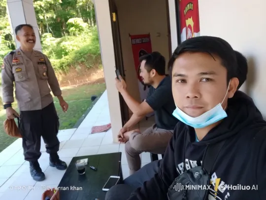 Police Officer Engages in Respectful Dialogue with Public – AI Generated Video | Hailuo AI
