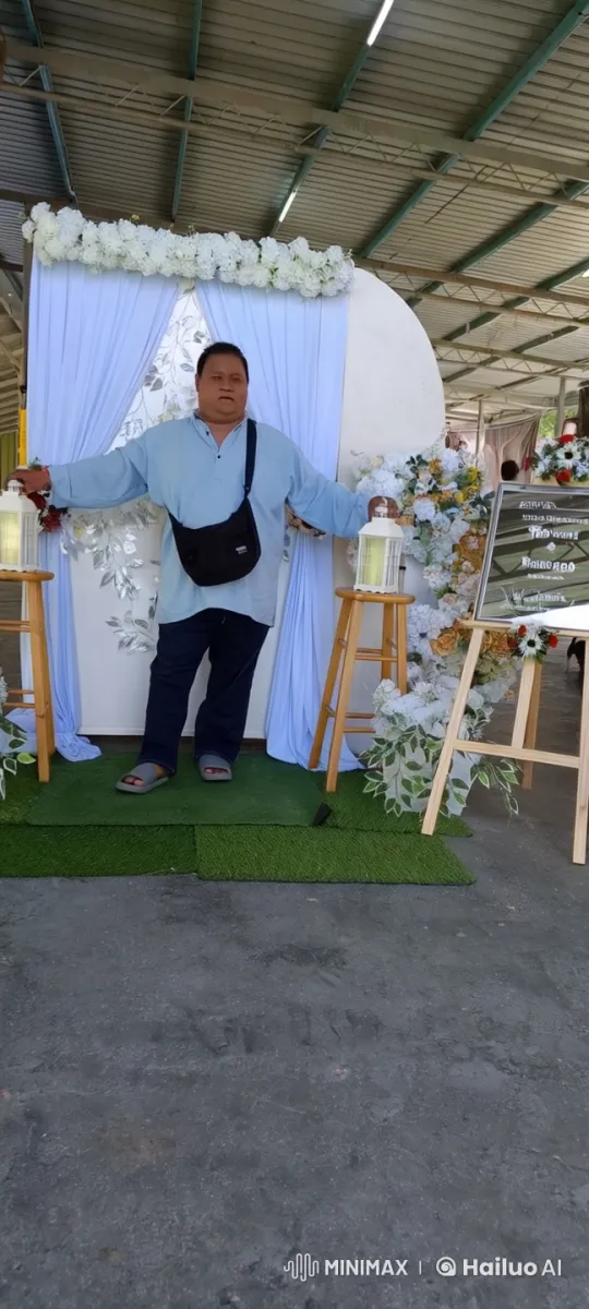 Casual Dresser Performs Graceful Kungfu Under Decorative Arch – AI Generated Video | Hailuo AI