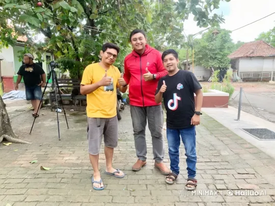 Three Friends Giving Thumbs-Up Outside – AI Generated Video | Hailuo AI