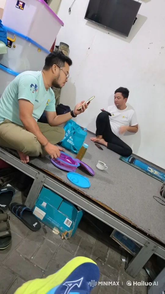 Dynamic Kung Fu Fight in Confined Space – AI Generated Video | Hailuo AI