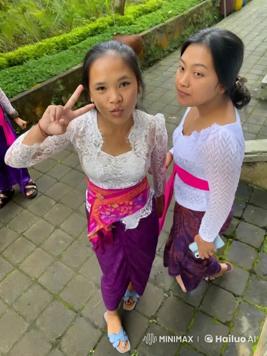 Traditional Attire Kung Fu Duel in Lush Setting – AI Generated Video | Hailuo AI