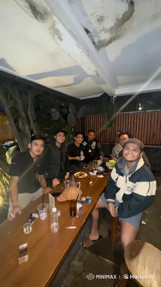 Outdoor Social Gathering Transforms into Impromptu Kung Fu Display – AI Generated Video | Hailuo AI