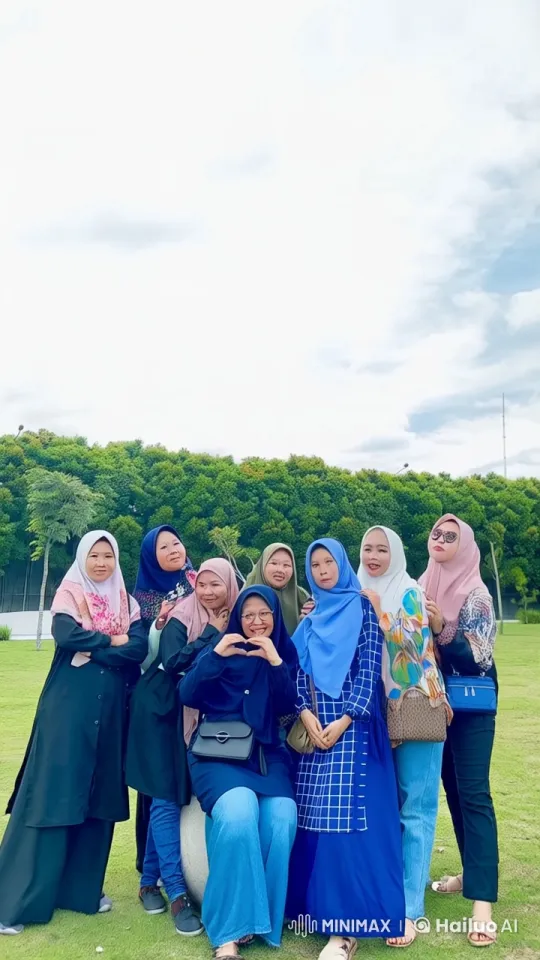 Hijab-Wearing Women Practice Kungfu in Park Animation – AI Generated Video | Hailuo AI