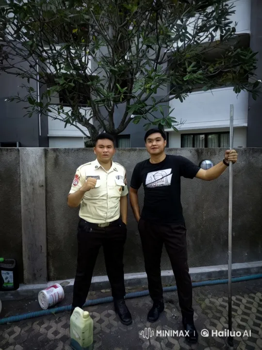 Two Men Spar in Urban Setting展示功夫技艺 – AI Generated Video | Hailuo AI