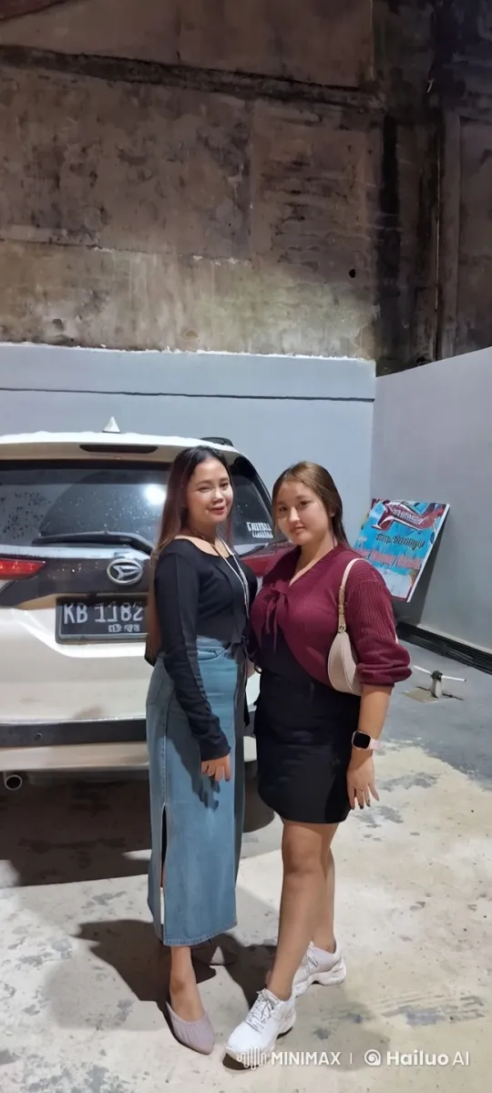 Women Performers Display Kung Fu Skills in Urban Setting – AI Generated Video | Hailuo AI