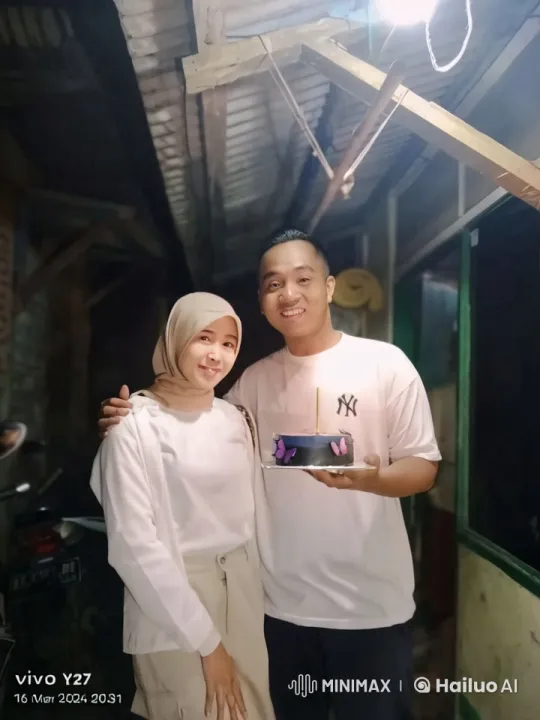 Couple Combines Kung Fu and Cake Care in Rustic Setting – AI Generated Video | Hailuo AI
