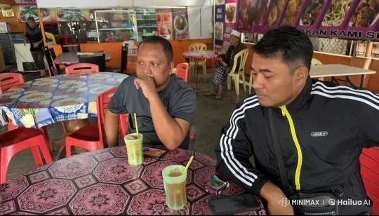 Kungfu Fight Erupts in Bustling Food Court – AI Generated Video | Hailuo AI