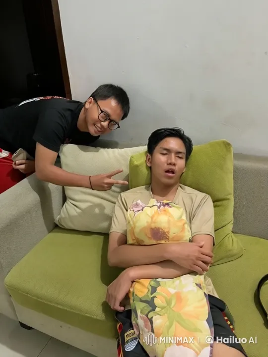 Beige Living Room Kung Fu Fight: Friends' Peaceful to Intense Combat – AI Generated Video | Hailuo AI