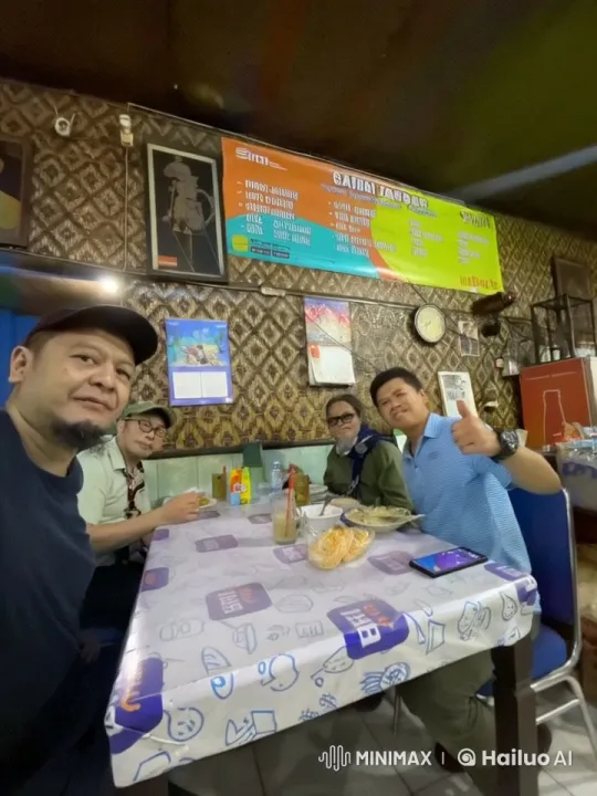 Diners Engage in Energetic Silat Fight in Bustling Restaurant – AI Generated Video | Hailuo AI