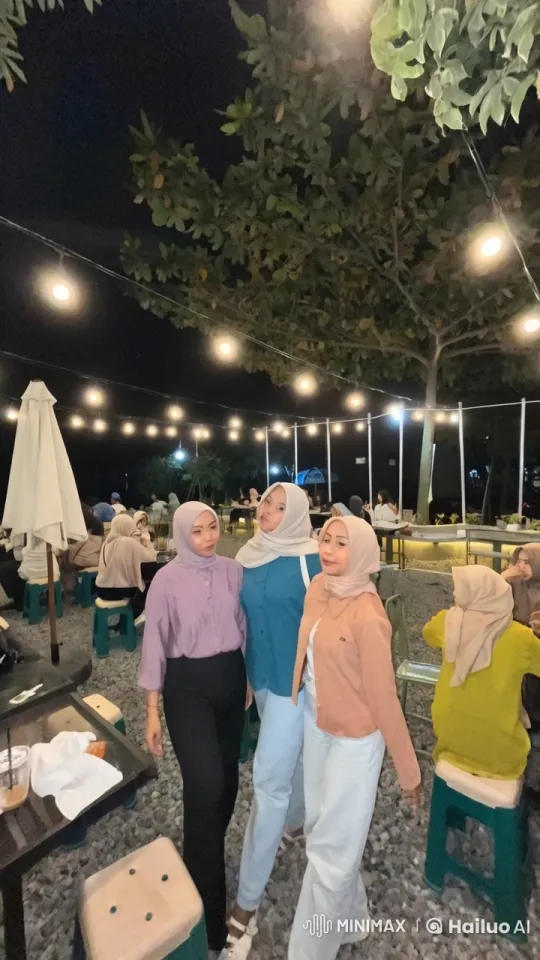 Women's Kung Fu Performance in Outdoor Night Setting – AI Generated Video | Hailuo AI