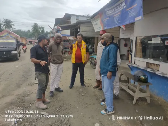 Five Men Discuss Casually in Lukolamo's Bustling Street – AI Generated Video | Hailuo AI