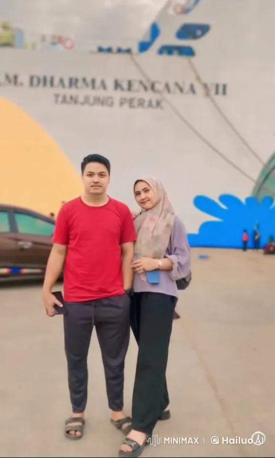 Couple Performs Impressive Kung Fu in Parking Lot – AI Generated Video | Hailuo AI