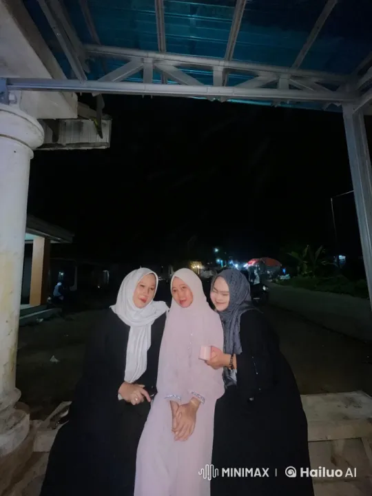 Traditional Hijabs, Nighttime Kungfu Fight Scene – AI Generated Video | Hailuo AI