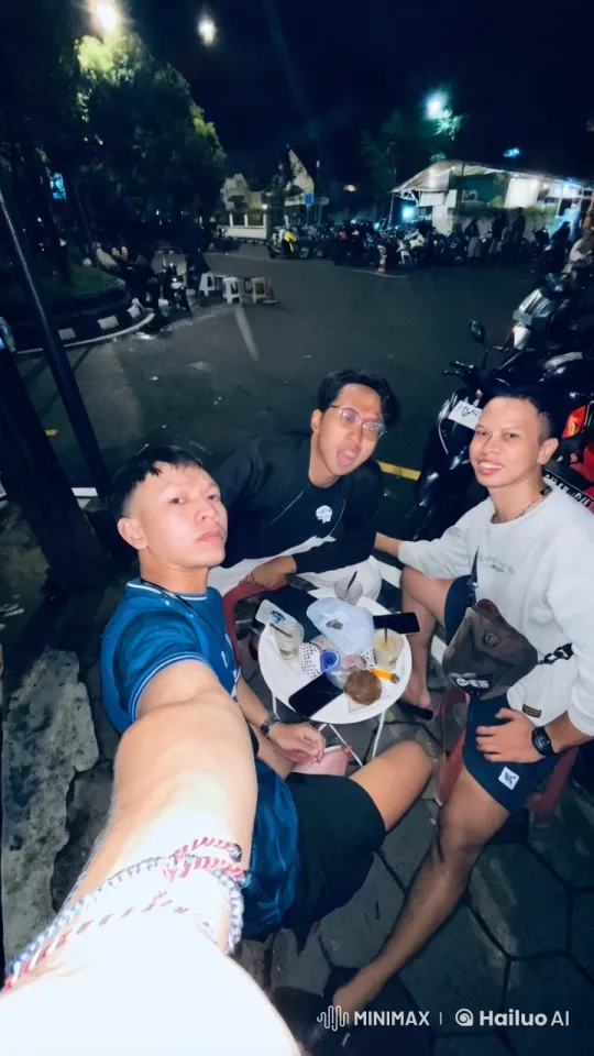 Night Street Kung Fu: Friends' Energetic Display – AI Generated Video | Hailuo AI