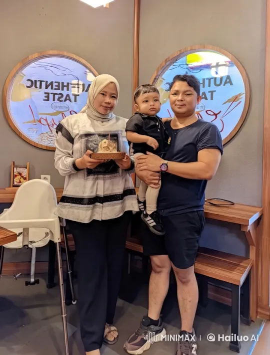 Family Practicing Kung Fu in Restaurant Setting – AI Generated Video | Hailuo AI