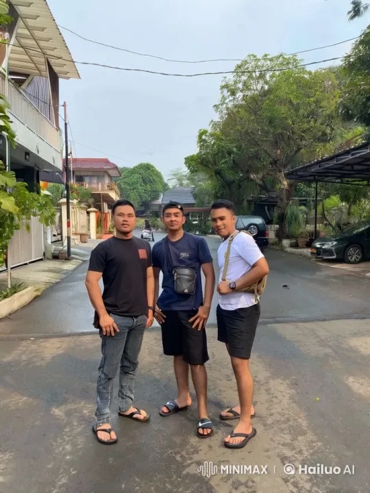 Three Friends Chat on a Quiet Street – AI Generated Video | Hailuo AI
