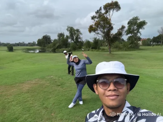 Friends Playfully Fighting on Lush Golf Course – AI Generated Video | Hailuo AI