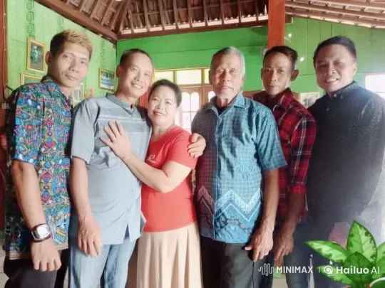 Group Portrait in Cozy Green-Walled Home – AI Generated Video | Hailuo AI