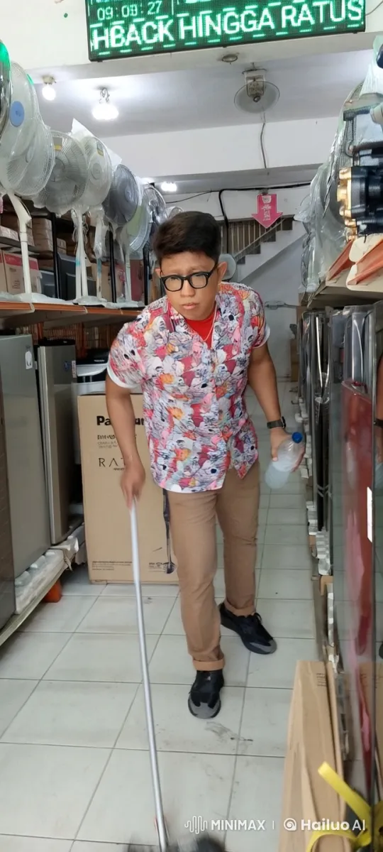 Martial Artist Performs Kung Fu in Busy Store Aisle – AI Generated Video | Hailuo AI