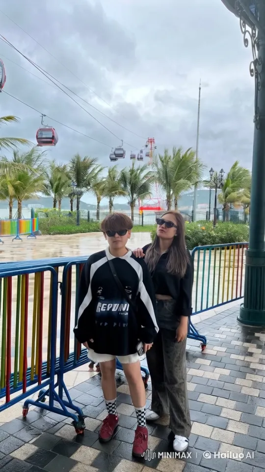 Friends Playfully Spar in Tropical Setting – AI Generated Video | Hailuo AI