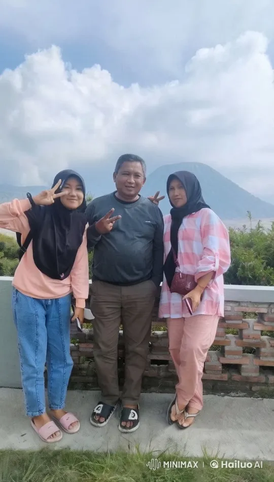 Joyful Play Kung Fu in Scenic Mountainside – AI Generated Video | Hailuo AI