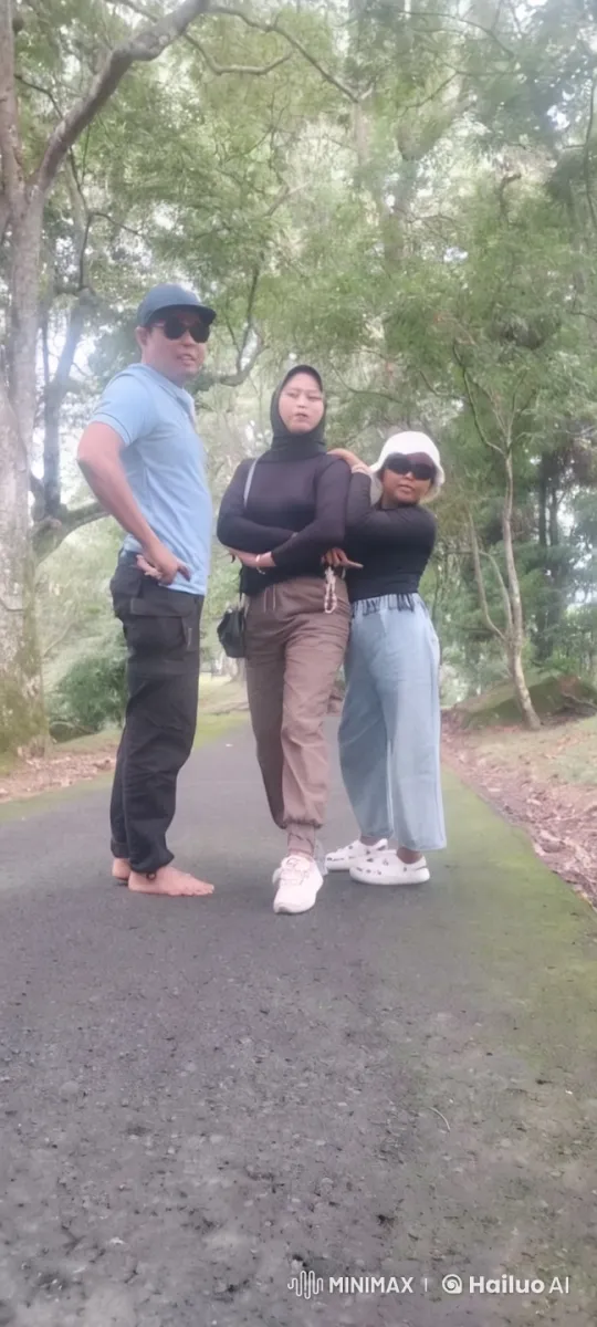 Martial Artists Showcase Kungfu in Lush Green Setting – AI Generated Video | Hailuo AI