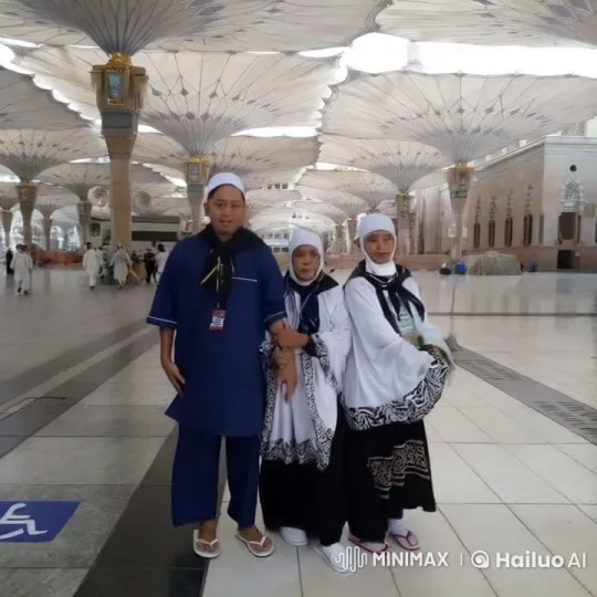 Traditional Pilgrims Practice Kungfu in Mosque Courtyard – AI Generated Video | Hailuo AI