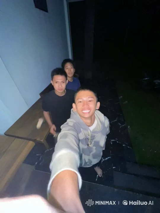 Nighttime Kung Fu Display by Friends – AI Generated Video | Hailuo AI