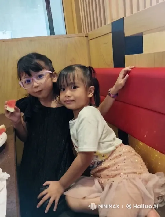 Girls Playfully Mimic Kungfu in Cozy Restaurant Booth – AI Generated Video | Hailuo AI