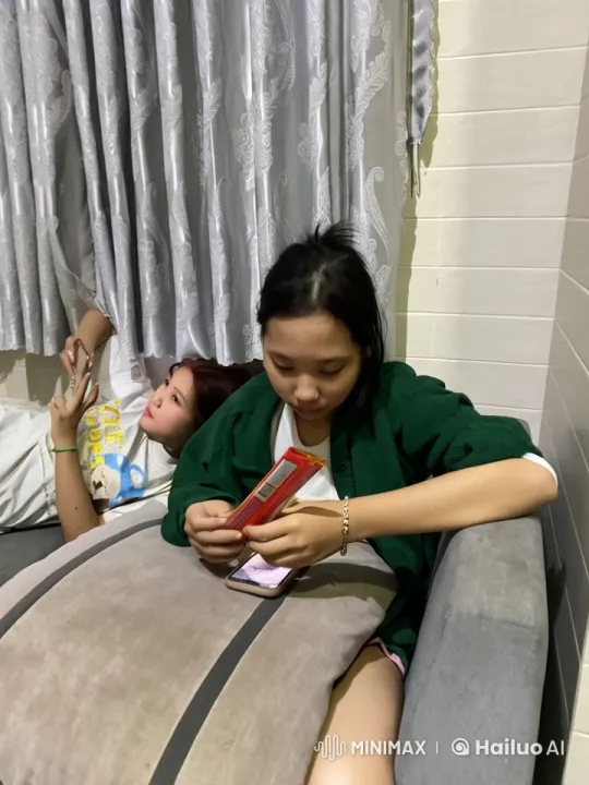 Girl in Green Jacket Performs Kungfu in Cozy Indoor Setting – AI Generated Video | Hailuo AI