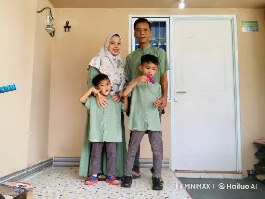 Family Practicing Kung Fu in Indoor Setting – AI Generated Video | Hailuo AI