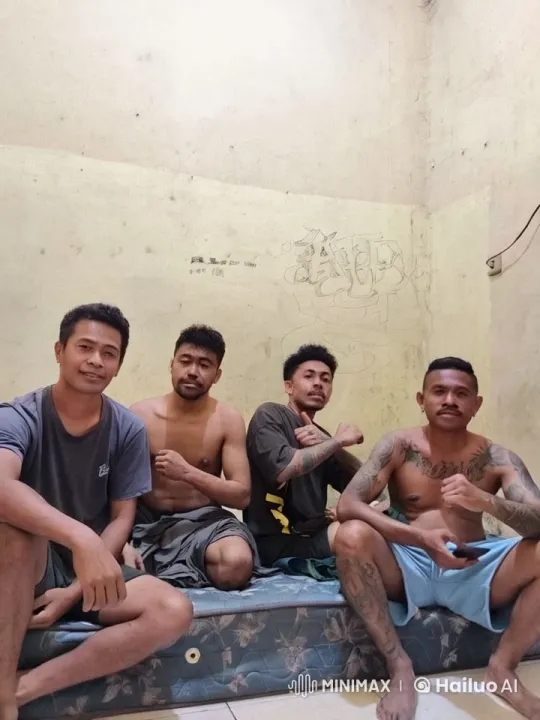 Four Men Practice Kung Fu in Dimly Lit Room – AI Generated Video | Hailuo AI