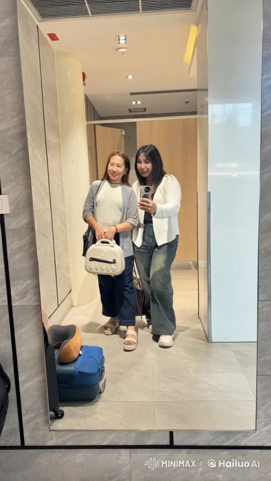 Women's Intense Mirror-Fronted Martial Arts Selfie – AI Generated Video | Hailuo AI