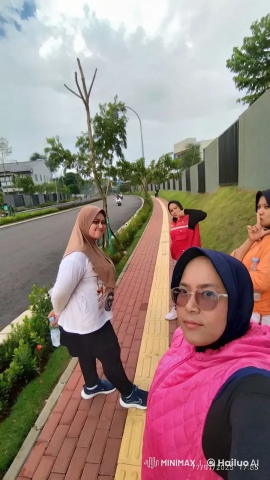 Woman Practices Wing Chun in Scenic Sidewalk Setting – AI Generated Video | Hailuo AI