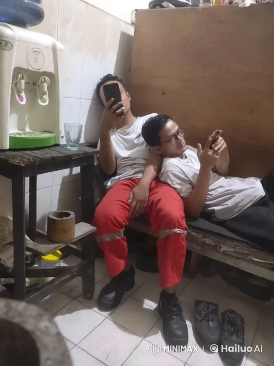 Young Men Practicing Kungfu in a Cluttered Room – AI Generated Video | Hailuo AI