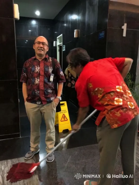 Fierce Confrontation in Corridor Amidst Aggressive Mopping – AI Generated Video | Hailuo AI