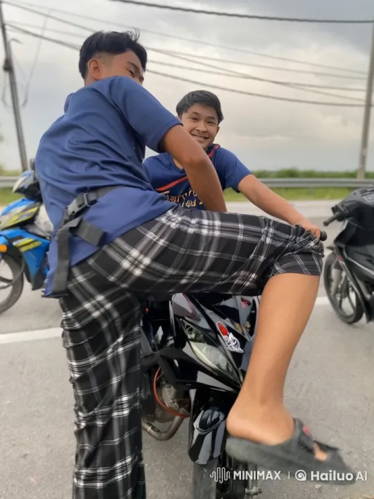 Young Man Performs Kung Fu Moves on Roadside – AI Generated Video | Hailuo AI