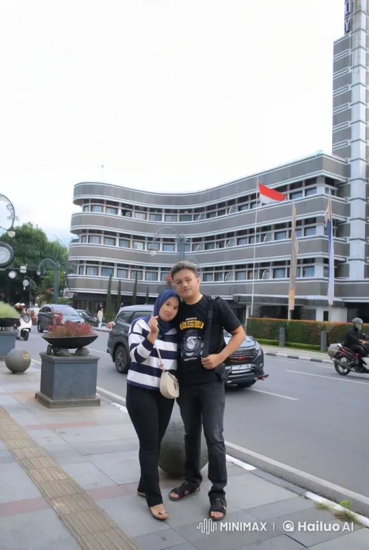 Couple Performs Impressive Kung Fu on Sidewalk – AI Generated Video | Hailuo AI