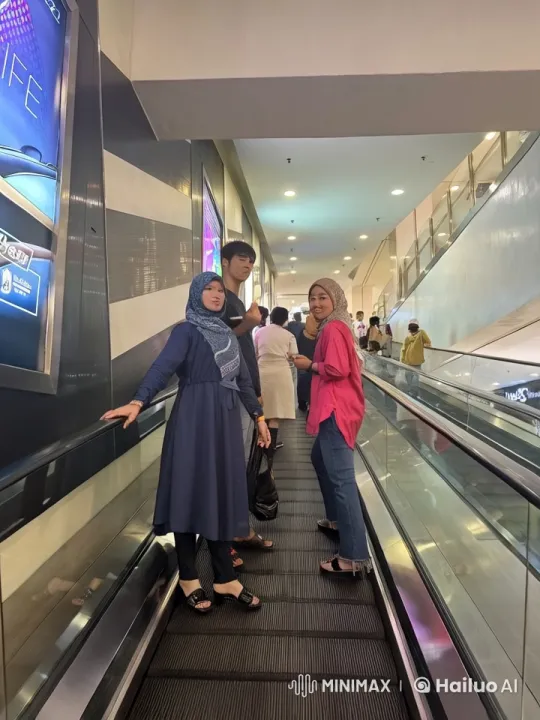 Mall Escalator Turns into Kung Fu Showdown – AI Generated Video | Hailuo AI