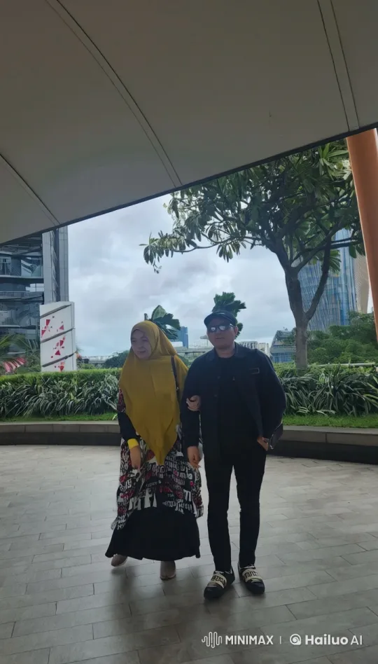Couple Walking Arm in Arm in Urban Setting – AI Generated Video | Hailuo AI