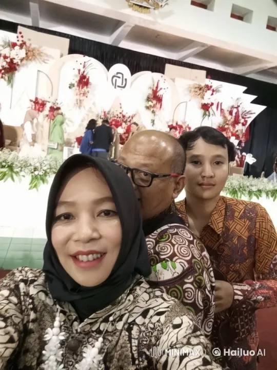 Traditional Celebration with Vibrant Batik Attire – AI Generated Video | Hailuo AI