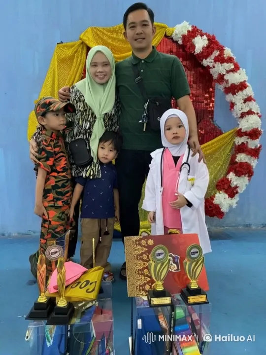 Family Supports Children's Kungfu Performance – AI Generated Video | Hailuo AI