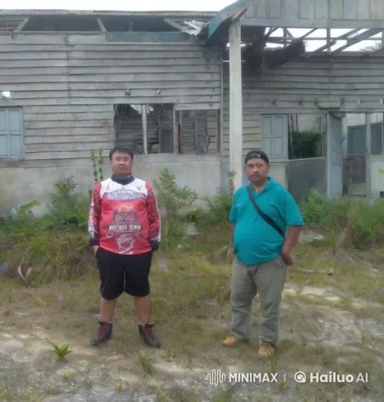 Dramatic Kung-Fu Fight in Front of Dilapidated Building – AI Generated Video | Hailuo AI
