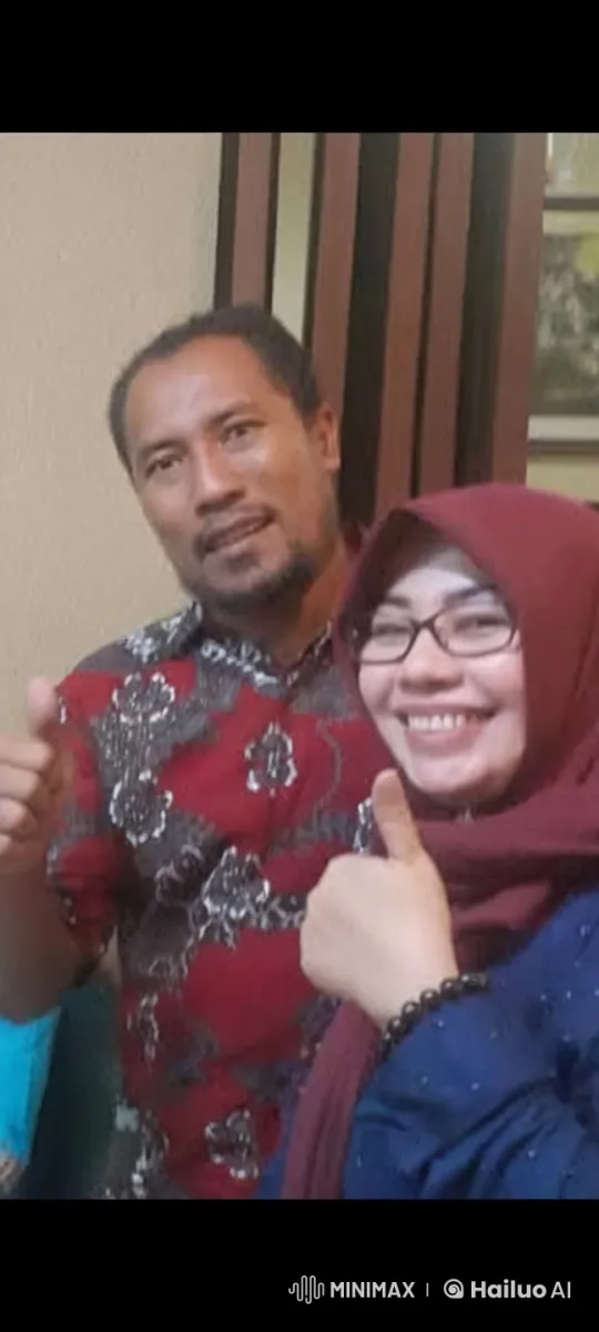 Cheerful Duo Poses with Thumbs-Up in Cozy Setting – AI Generated Video | Hailuo AI
