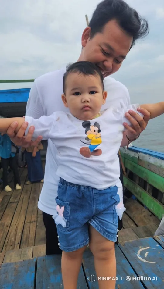 Child Performs Impressive Kungfu on Wooden Platform – AI Generated Video | Hailuo AI