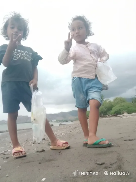 Children Play on Beach with Peaceful Gestures – AI Generated Video | Hailuo AI