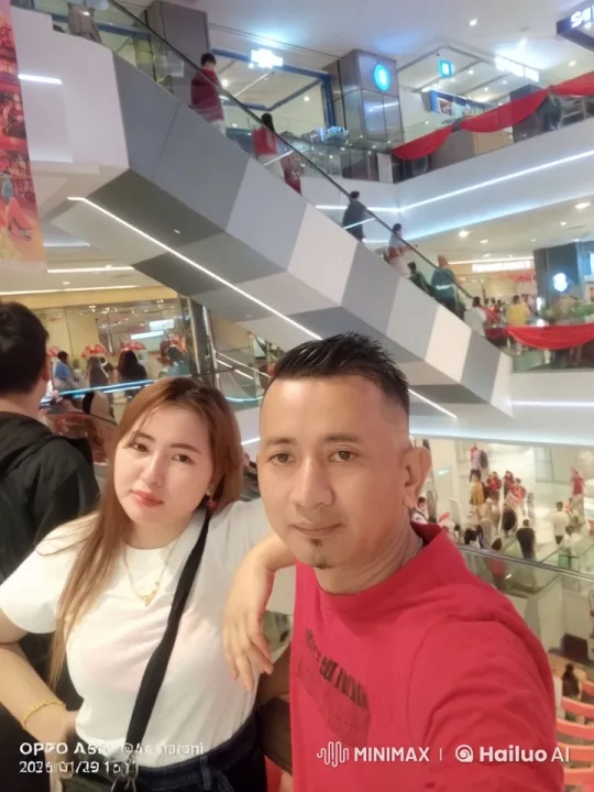 Kung Fu Demonstration in Bustling Shopping Mall – AI Generated Video | Hailuo AI