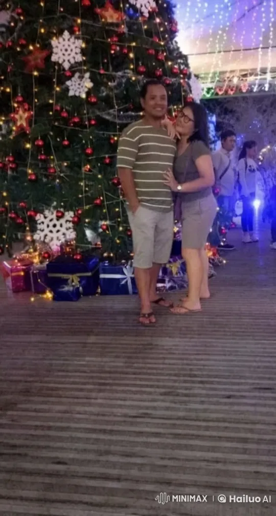 Summer-Casual Couple Performs Kung Fu in Front of Christmas Tree – AI Generated Video | Hailuo AI