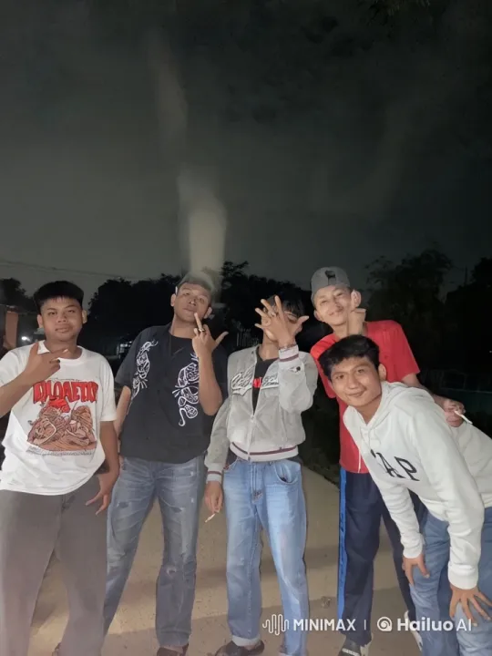 Nighttime Kung Fu Display by Energetic Martial Artist – AI Generated Video | Hailuo AI