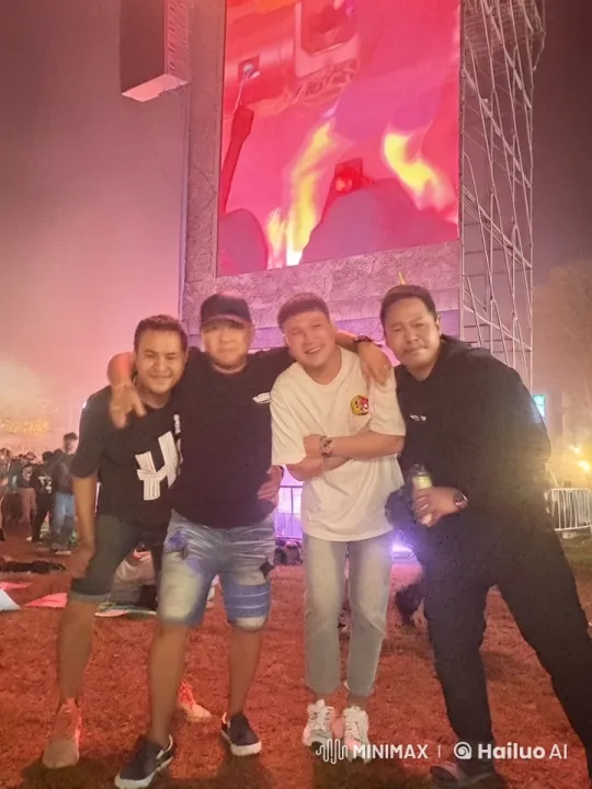 Friends Perform Martial Arts in Concert Setting – AI Generated Video | Hailuo AI